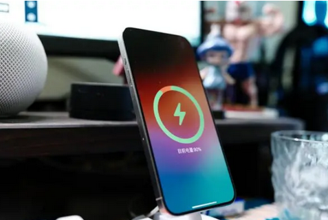 郎溪苹果15换屏服务分享用什么充电器给iPhone15充电更好 